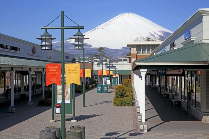 ▲能享受在富士山腳下逛街的「御殿場 PREMIUM OUTLETS」為深受國內外遊客喜愛的關東必逛購物天堂。　圖：三菱地所・サイモン株式会社／來源