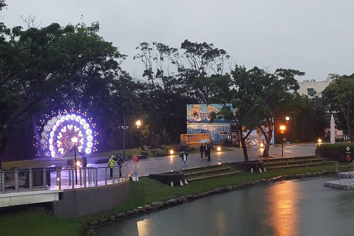 ▲孔雀燈組點亮龍潭大池絢爛浪漫氛圍。　圖：桃園市政府觀旅局／提供