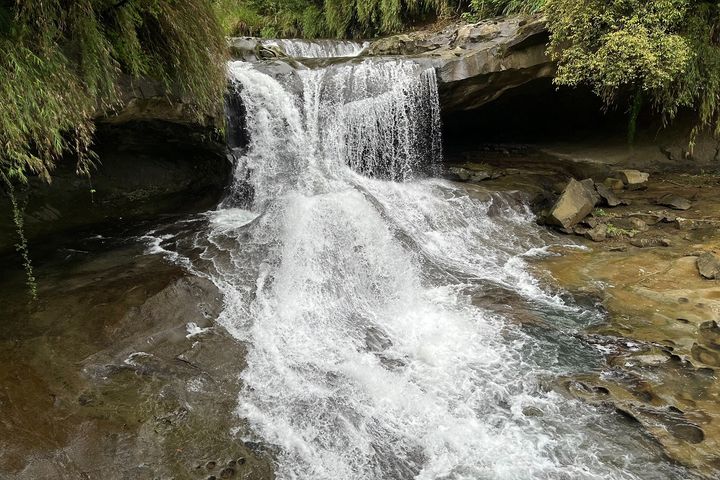 ▲眼鏡洞瀑布因岩壁上的兩處凹洞如眼鏡般而得名。　圖：新北市政府觀光旅遊局／提供