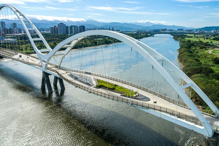 ▲大漢溪自行車道」可遊多處濕地公園，連接左岸及右岸自行車道的「新月橋」更能俯瞰大溪景致。　圖：新北市政府觀光旅遊局／提供