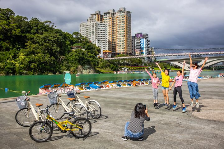 「新店溪自行車道」可漫遊水岸及城市綠廊。　圖：新北市政府觀光旅遊局／提供