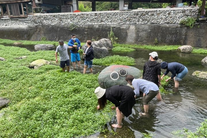 ▲心宿休閒農場體驗抓龍蝦。　記者-王政介／攝