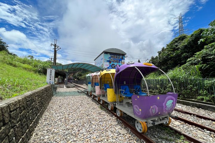 ▲騎乘可愛的河豚車出發，1.3公里的旅程體驗多種享受。　圖：新北市政府觀光旅遊局／提供