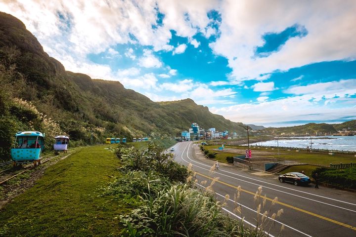 ▲全台唯一海岸線鐵道自行車路段，一邊騎乘一邊欣賞絕美山海景緻。　圖：新北市政府觀光旅遊局／提供