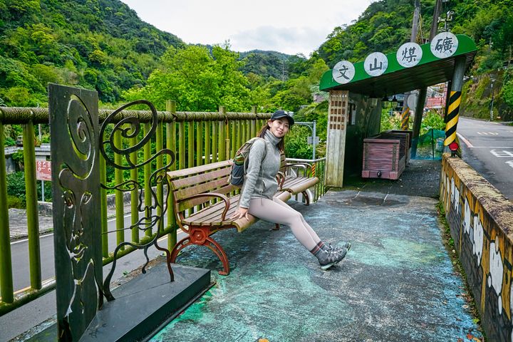▲文山煤礦站-螢火蟲礦工地景藝術+礦工台車巴士站點。　圖：新北市政府觀光旅遊局／提供