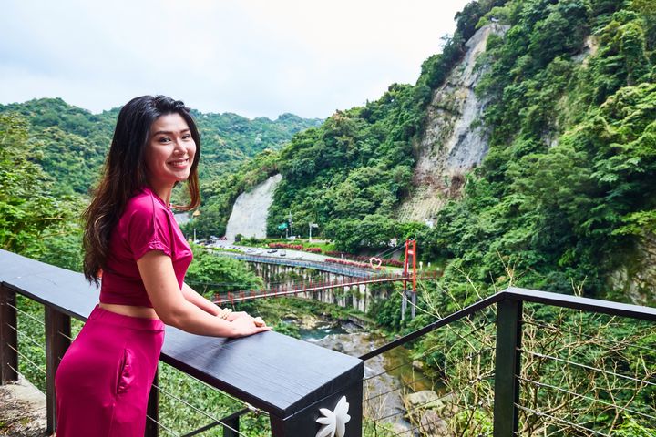 石碇淡蘭吊橋－直播主空姐barbie-陳熙爰。　圖：新北市政府觀光旅遊局／提供