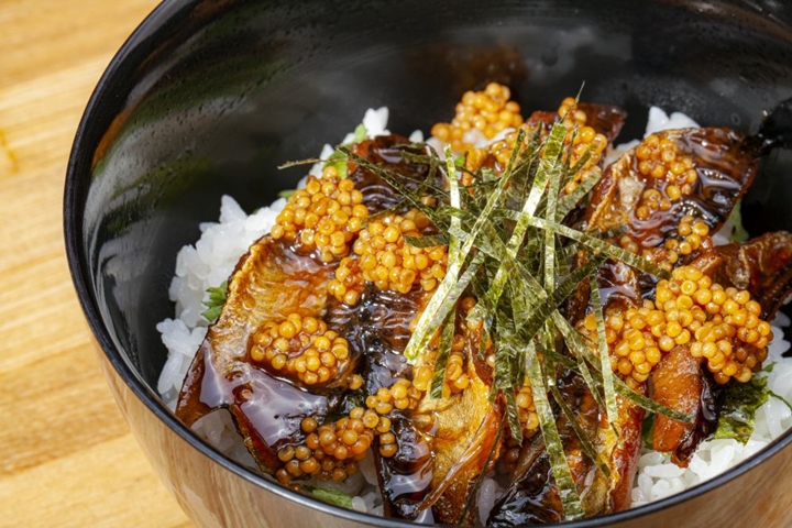 ▲「男鹿鰰魚丼」的一大特徵為因店而異，能享受鰰魚的多種變化。　圖：株式会社ウェイブダッシュ／提供