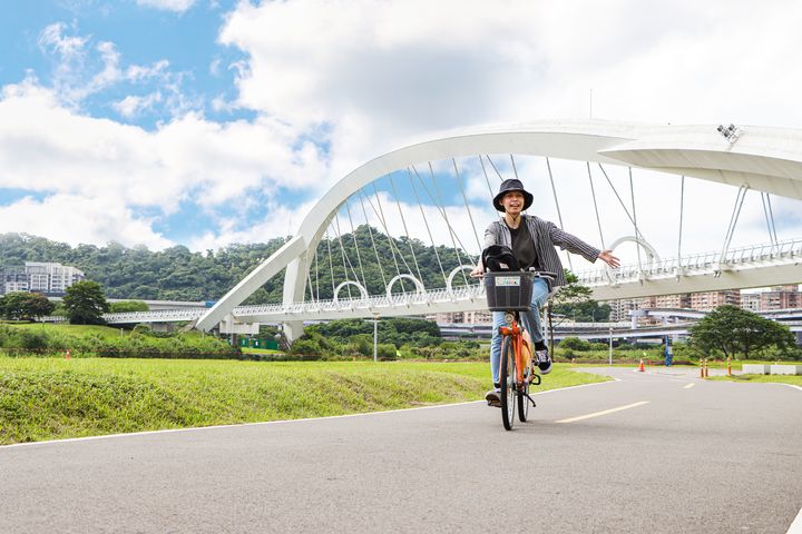 ▲「新北幸福水岸線」的新店溪自行車道，暢快遊覽新店溪陽光橋等景點。　圖：新北市政府觀光旅遊局／提供