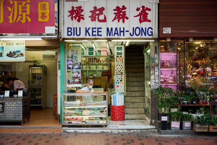 ▲標記麻雀佇立佐敦，是近半世紀的傳統手雕麻將店。　圖：香港旅遊發展局／提供