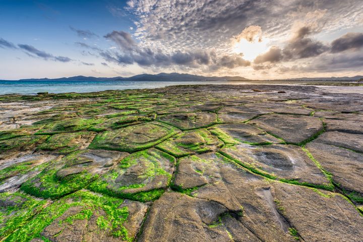 ▲久米島是火山島，島上奇岩異石別有風情。　圖：shutterstock／來源