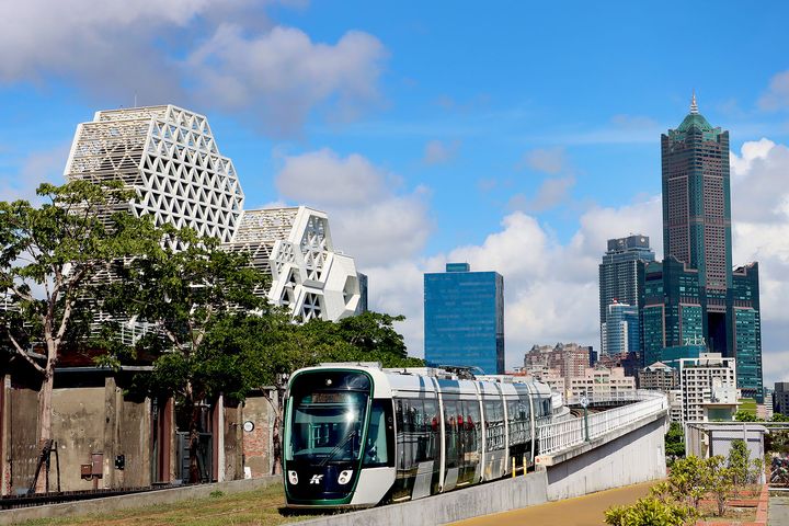 輕軌沿線可欣賞到壯麗的港灣風景及現代建築美學。　圖：高雄市政府新聞局／提供