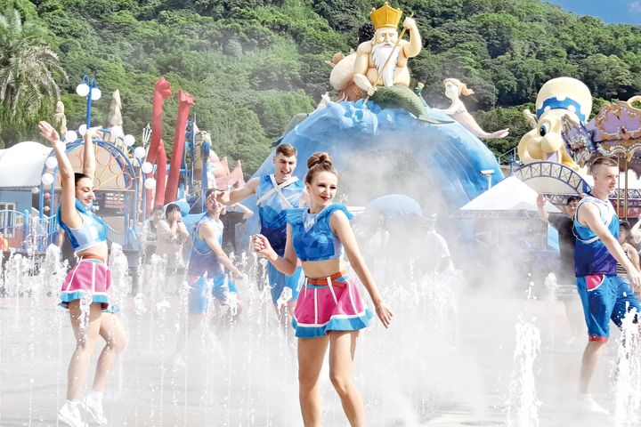 ▲每日限定二場的冰風暴之冰怪來襲水花秀活動。　圖：遠雄海洋公園／提供