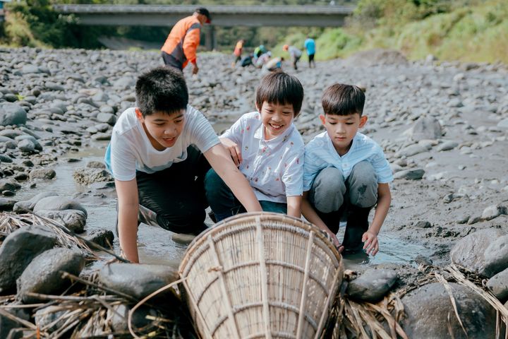 ▲貓公部落族人帶領孩子學習傳統捕魚法。　圖：東部海岸風景區管理處／提供