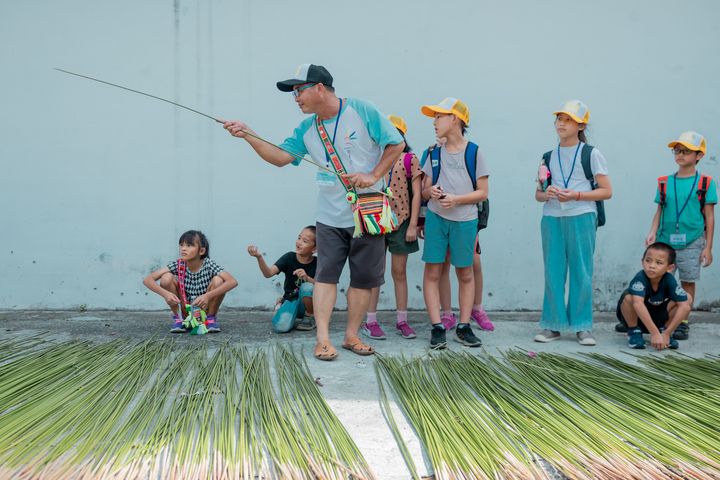 ▲貓公部落族人帶孩子認識各種植物的應用。　圖：東部海岸風景區管理處／提供