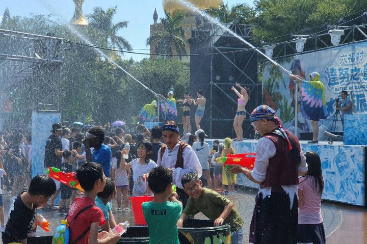 ▲六福村今年夏天的重頭戲「部落狂歡．全面轟炸」同步登場。　圖：六福村主題遊樂園／提供