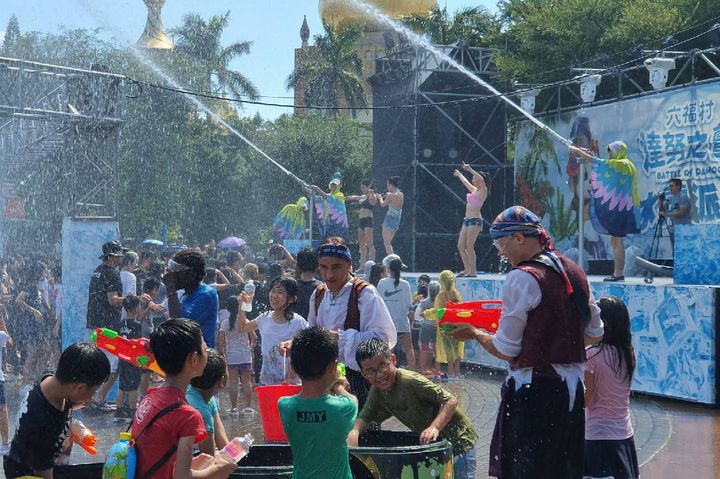 ▲六福村今年夏天的重頭戲「部落狂歡．全面轟炸」同步登場。　圖：六福村主題遊樂園／提供