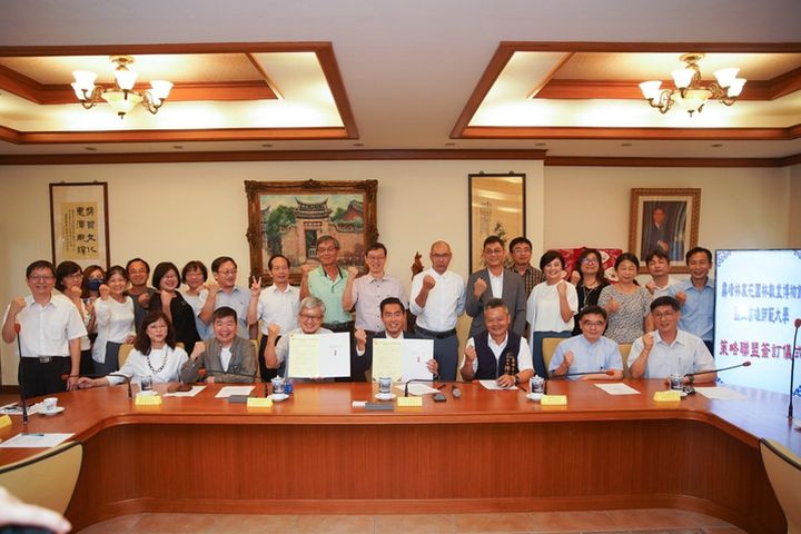 台中市霧峰林家花園林獻堂博物館與國立高雄師範大學簽訂策略聯盟備忘錄，進行跨領域合作紮根教育。　圖：明台高中／提供