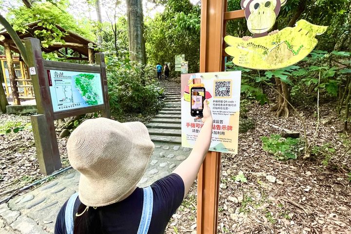 南壽山-動物園登山入口處告示牌及QR CODE。　圖：高雄市政府觀光局／提供