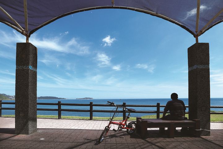 ▲北海岸有許多景致優美的友善自行車道。　圖：北海岸及觀音山國家風景區管理處／提供