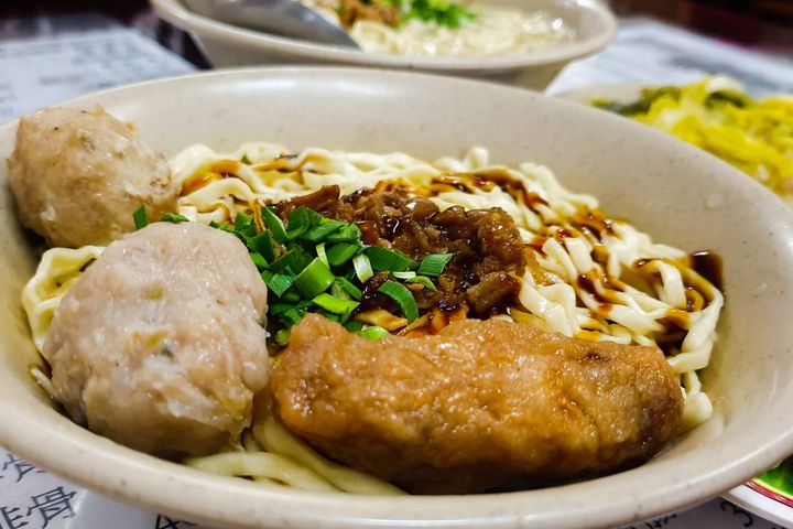 貓鼠三寶麵，內有手工雞捲、燕丸和香菇貢丸，可做湯麵亦可做乾麵。　圖：彰化縣政府城觀處／提供