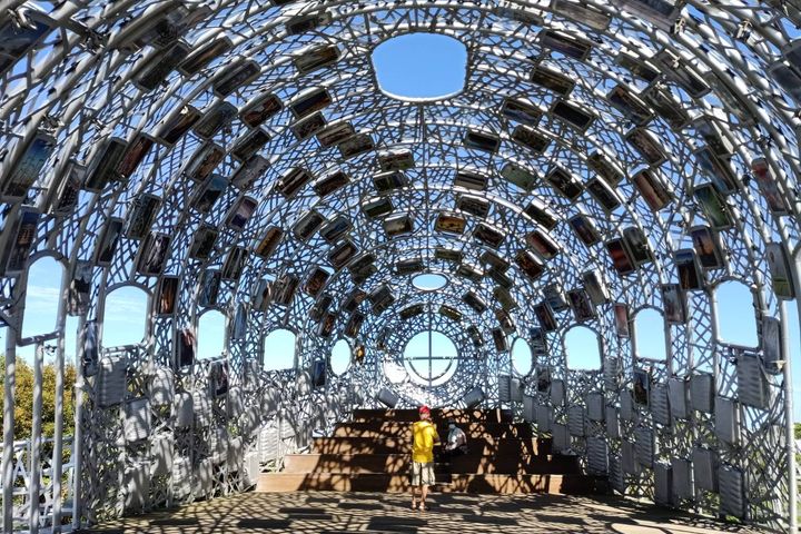 ▲「桃機一號」除了結合旅行箱概念，也有許多桃園印象照片。　圖：桃園市政府觀光旅遊局／提供