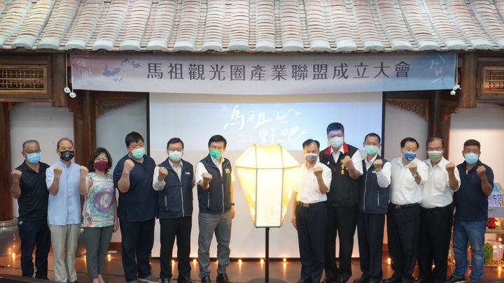 ▲（左5起）觀光局局長張錫聰、交通部部長王國材、連江縣長劉增應、連江縣立委陳雪生、交通部路政司司長林福山、連江縣議會議長張永江、馬祖觀光圈產業聯盟盟主陳書建，與貴賓合影。　圖：旅奇週刊／提供