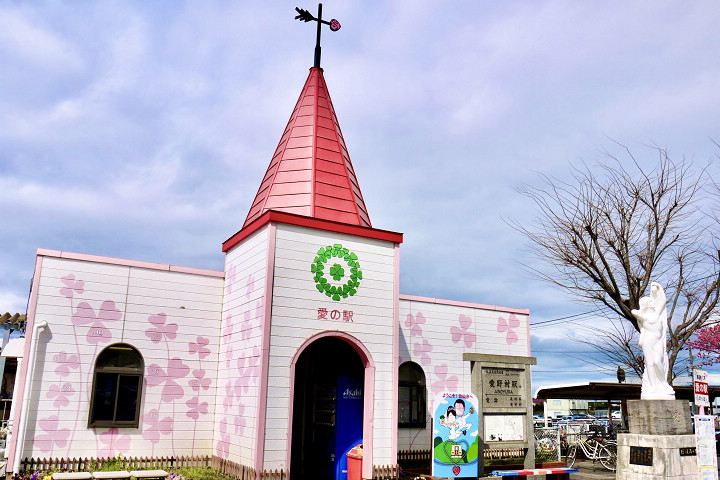 ▲愛野站的教堂造型、屋頂的邱比特之愛心箭等，非常適合拍照留念。　圖：旅奇廣告／提供