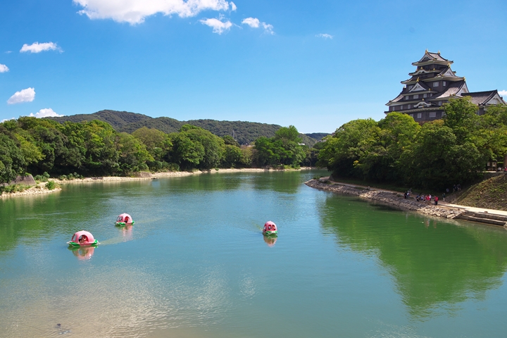 ▲踩著桃子船前進，沿途可欣賞岡山城、岡山後樂園等美景。　圖：岡山県観光連盟／來源