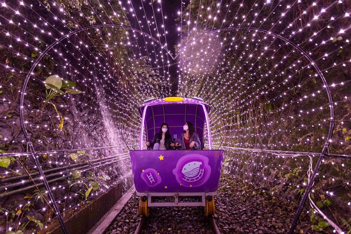▲深澳鐵道自行車夜間光雕好精彩。　圖：新北市政府觀光旅遊局／提供