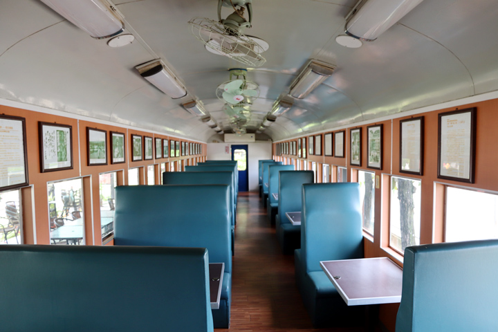 ▲餐廳改裝自「沒冷氣、可開窗」的「藍皮」普快車。　記者-周威廷／攝