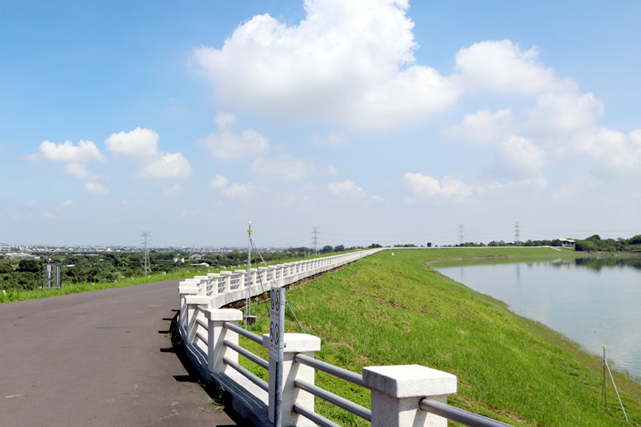 ▲大壩石堤可見下方的國道三號公路。　記者-周威廷／攝