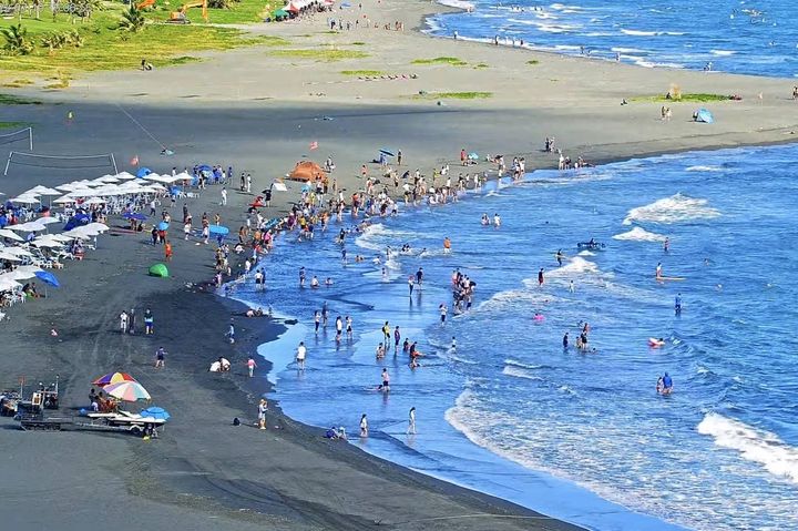 ▲美麗的旗津沙灘吸引許多遊客到訪。　圖：高雄市政府觀光局／提供