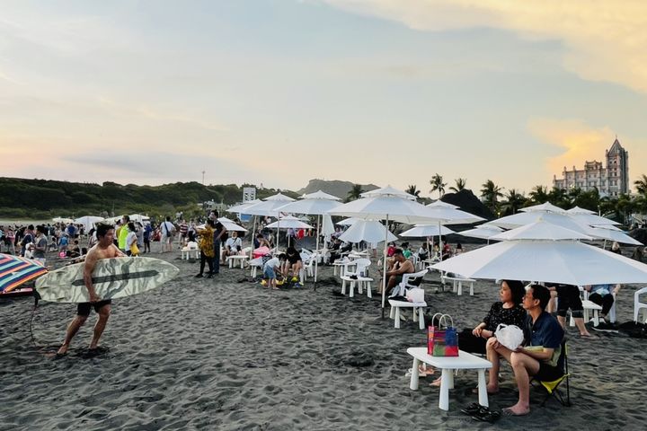 旗津沙灘充滿海島度假氛圍。　圖：高雄市政府觀光局／提供