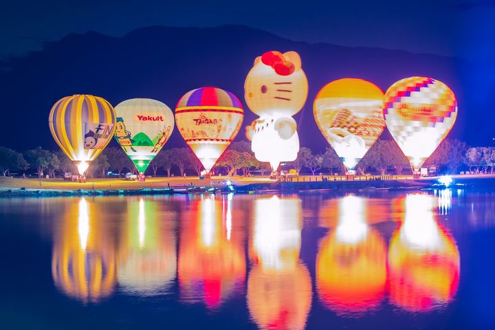 ▲6顆熱氣球帶來精彩光雕秀。　圖：臺東縣政府交通及觀光發展處觀光遊憩科／提供