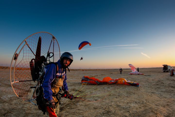 在沙烏地阿拉伯廣垠的沙漠，盛行玩滑翔翼。　圖：沙烏地阿拉伯旅遊局／提供
