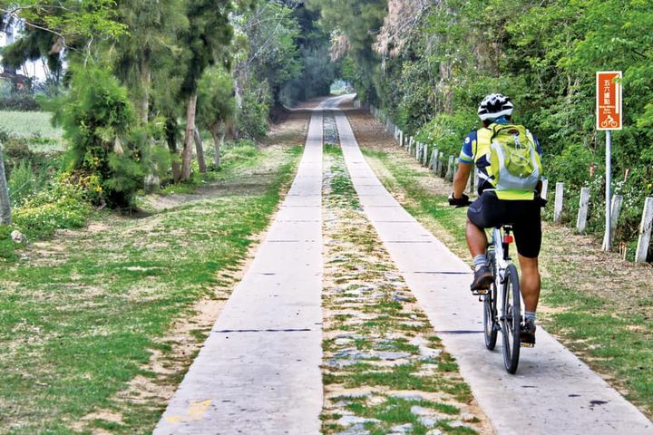 ▲烈嶼還可騎在車轍道上單車環島。　圖：金門縣政府／提供