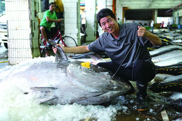 ▲阿勇師幾乎天天到港口親挑漁獲，想吃最好的海鮮，只能是饗宴互動式鐵板燒。　圖：饗宴鐵板燒／提供