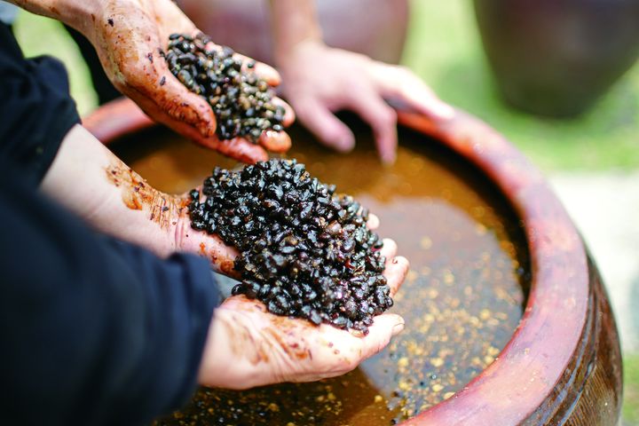 ▲祖傳4代的自釀阿勇牌黑豆醬油，用醬油母煉煮出的極品味道，也成為饗宴互動式鐵板燒提鮮的秘密武器。　圖：饗宴鐵板燒／提供