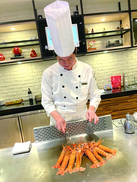 ▲饗宴互動式鐵板燒阿勇師專注烹調鐵板小龍蝦（就是來自龜山島的角蝦），精湛的廚藝，溫度掌控得宜，讓宜蘭在地鮮味看得見、嘗得到。　圖：賴瑟珍／提供