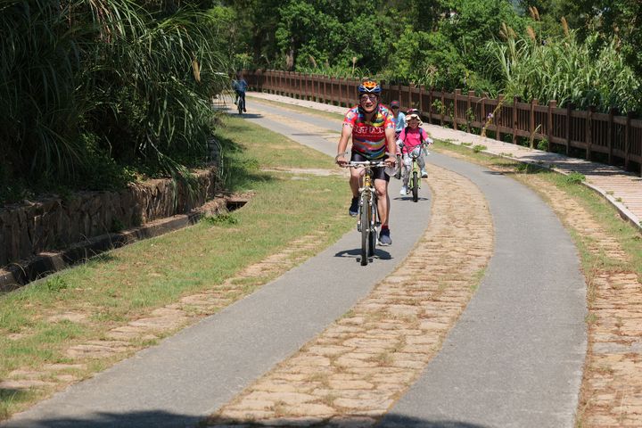 ▲隨著自行車旅遊熱潮，馬祖島上多處皆有舒適的騎乘環境。　圖：馬祖國家風景區管理處／提供