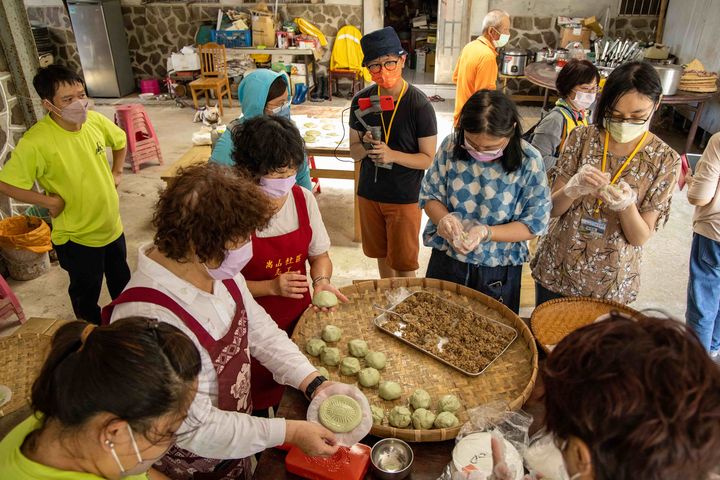 ▲特色茶粿DIY體驗，讓遊客做得好開心。　圖：新北市政府觀光旅遊局／提供