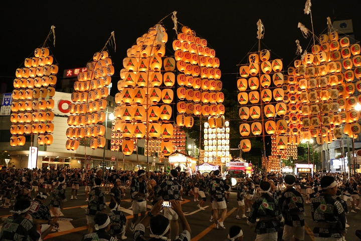 以竿燈大道為會場的秋田竿燈祭，從JR秋田站徒步15分鐘可達。　圖：秋田市竿燈祭實行委員會／來源