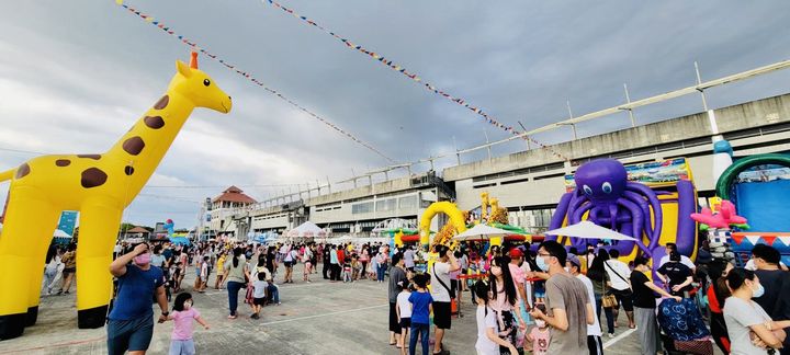 ▲水樂園、夢幻童趣旋轉咖啡杯、彩虹摩天輪，活動現場同步規劃多個狂歡設施。　圖：屏東縣政府傳播暨國際事務處／提供