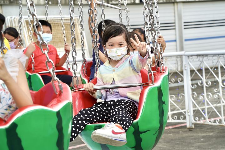 ▲夏日狂歡祭活動設施豐富，兼具遊樂園、水樂園、煙火秀、市集等多個娛樂項目。　圖：屏東縣政府傳播暨國際事務處／提供