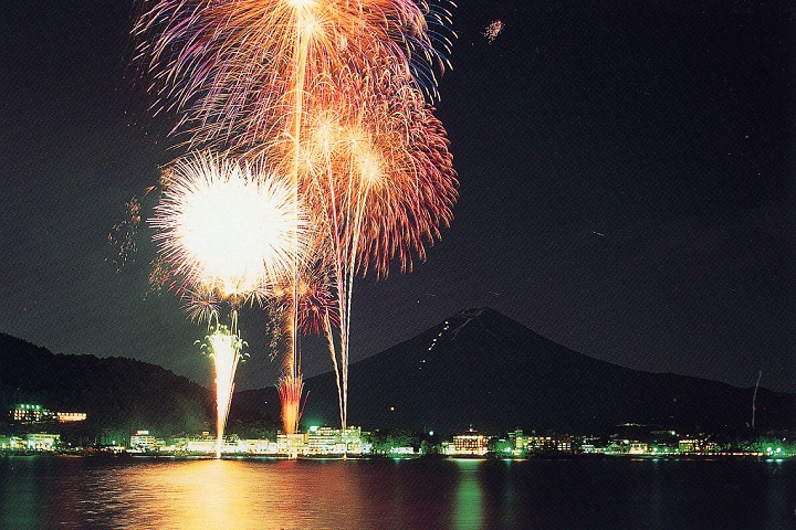 堪稱是河口湖夏天代名詞的河口湖湖上祭，可觀賞以富士山為背景煙火秀，美度爆棚。　圖：一般社團法人 富士河口湖町觀光連盟／來源