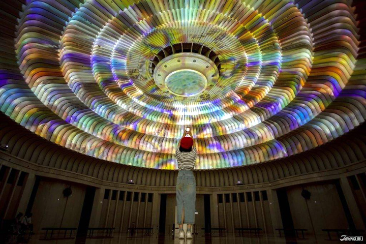 ▲色彩斑斕的萬花筒投影藝術作品，直徑達20公尺，是MOA美術館內的名作之一。　圖：JR TIMES／提供