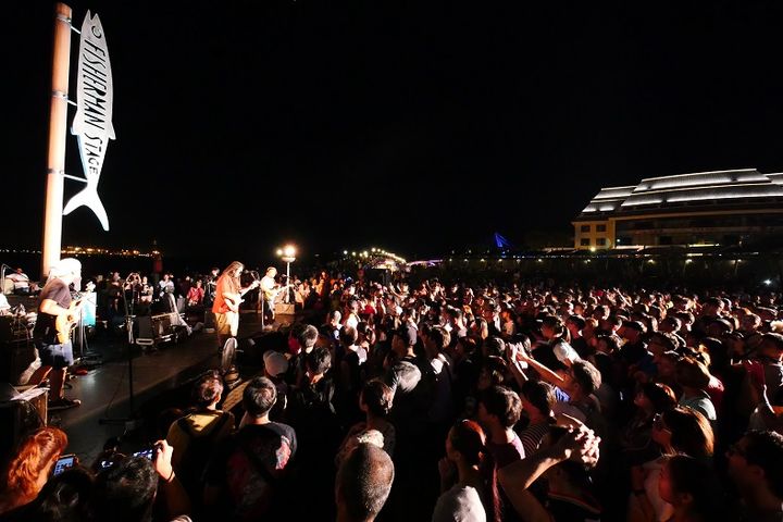 ▲週末傍晚來一趟漁人舞台，支持台灣的獨立音樂，和樂團一起嗨翻這個夏季。　圖：新北市政府觀光旅遊局／提供