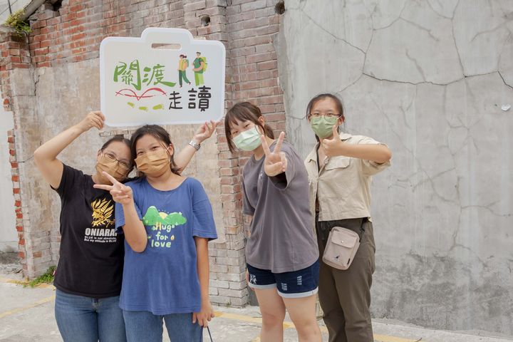 ▲民眾於關渡老巷弄傳統土埆厝前開心合影。　圖：臺北市政府觀光傳播局／提供