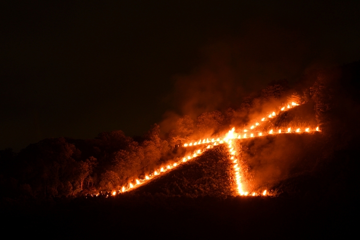 京都五山送火今晚將於環繞京都市的群山上舉行。　圖：日本旅行情報局／提供