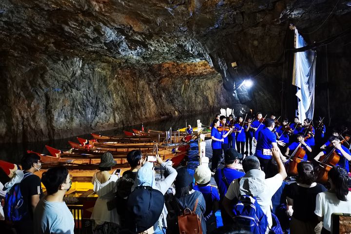 ▲台北愛樂少年弦樂團在南竿北海坑道快閃演出。　圖：馬祖國家風景區管理處／提供